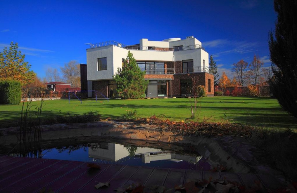 Projects of houses with a flat roof. Project of a modern house in the Mediterranean style with a flat roof, panoramic windows and terraces - project Ebro